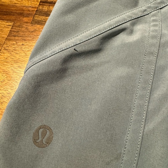 Lululemon tracker shorts size 4 - Picture 2 of 6